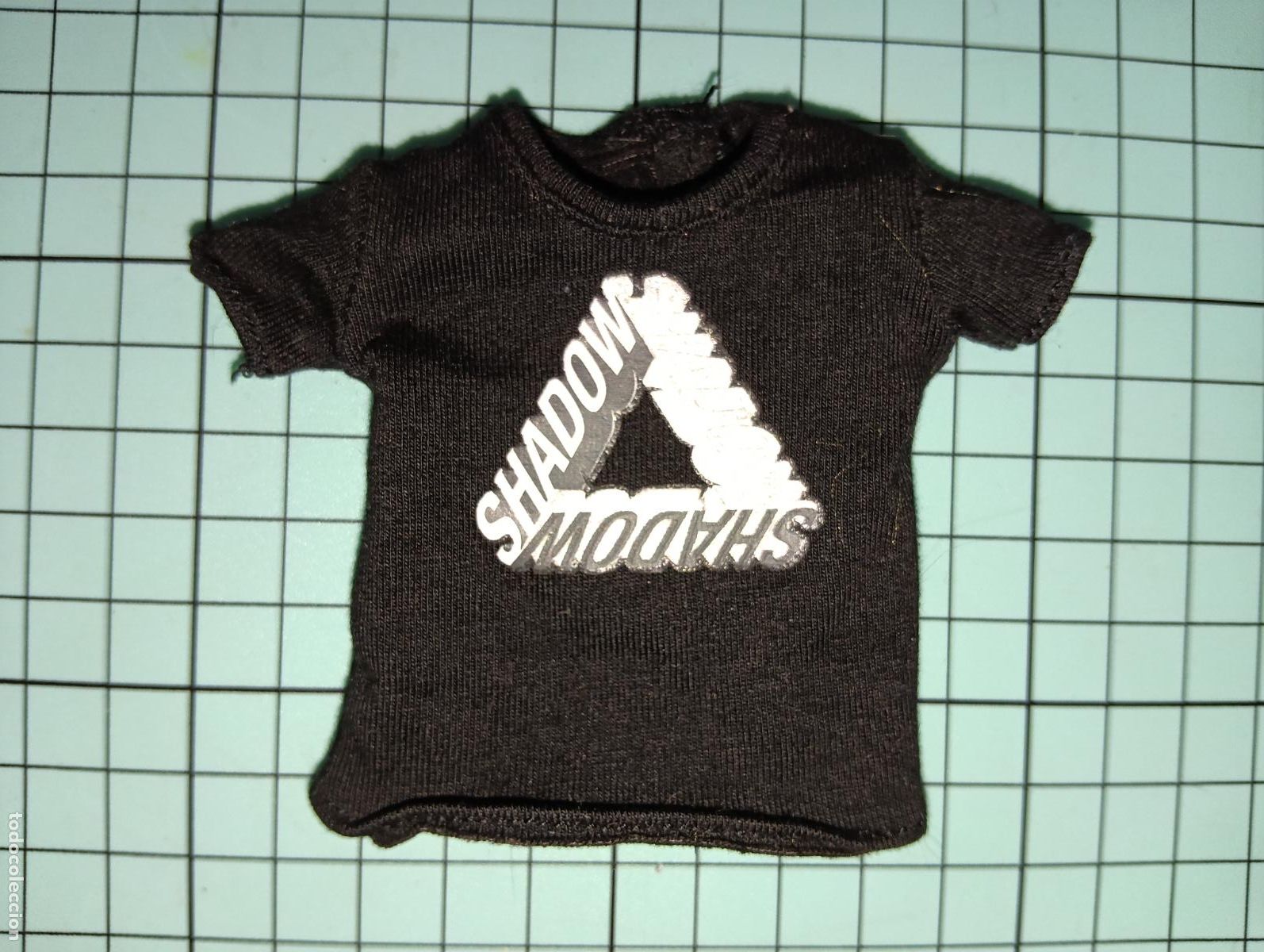 Mu&ntilde;ecas modernas: Camiseta de mu&ntilde;eco Rainbow high shadow