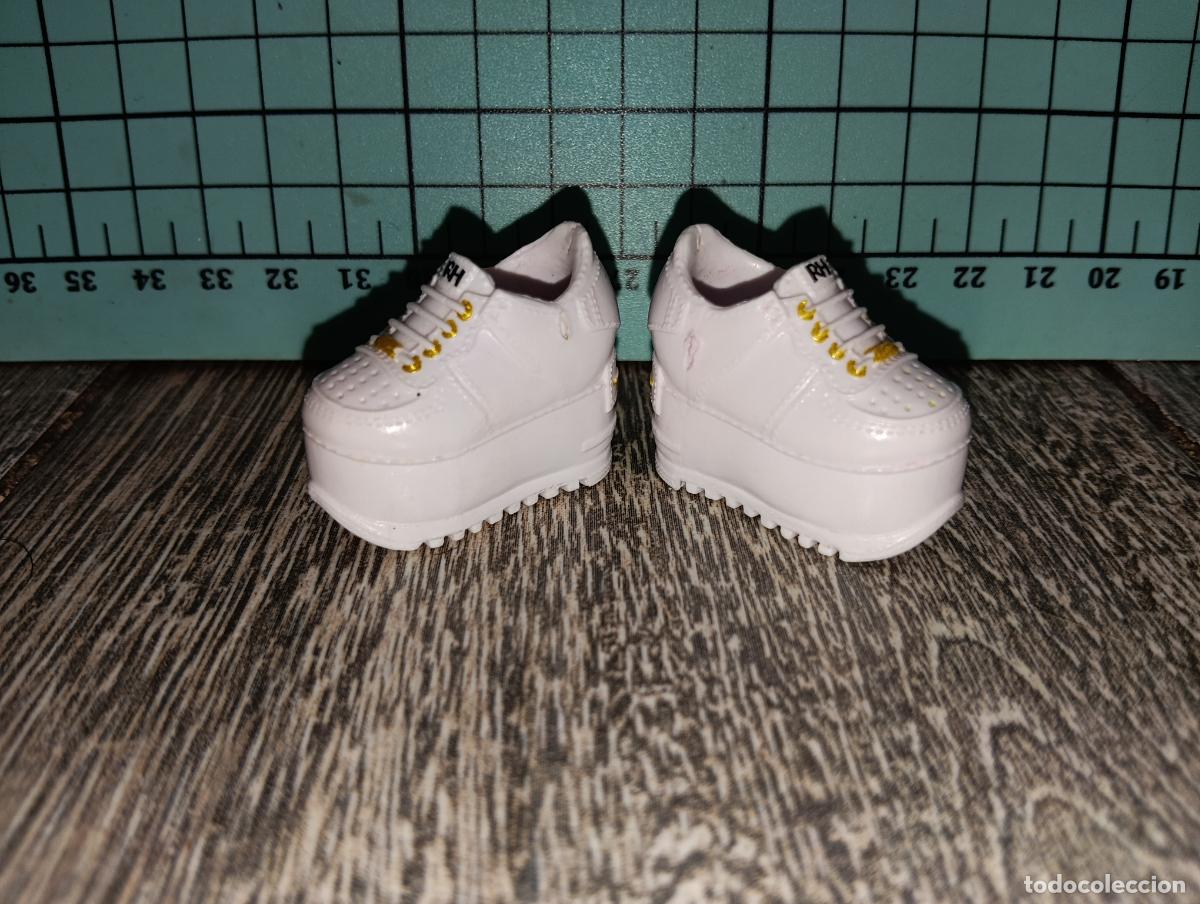 Mu&ntilde;ecas modernas: Zapatos deportivos de mu&ntilde;eca Rainbow high