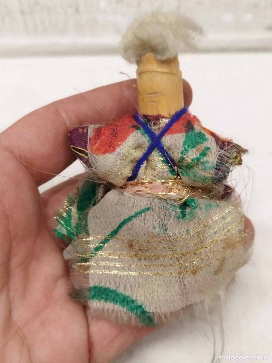 Mu&ntilde;ecas modernas: Antigua mu&ntilde;eca etnica, folcl&oacute;rica. A restaurar.