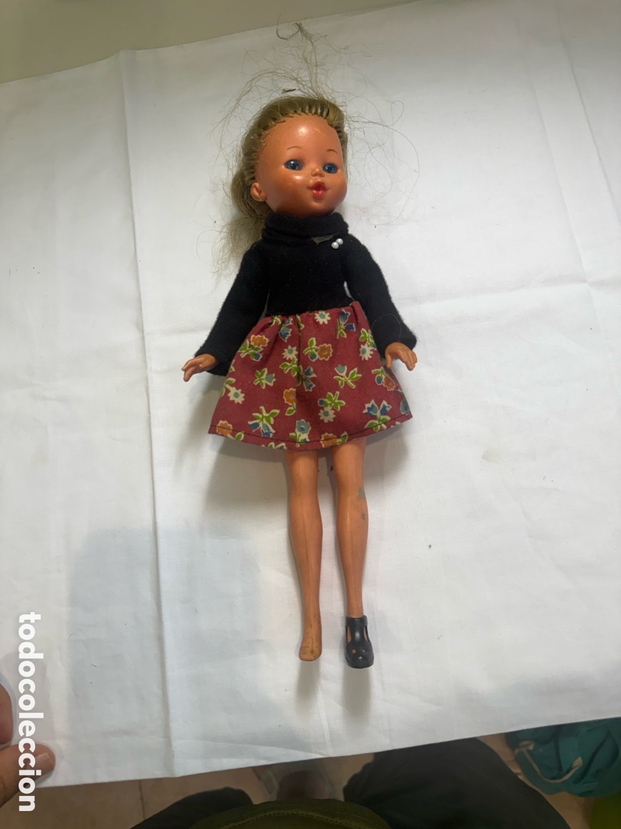 Mu&ntilde;ecas modernas: Mu&ntilde;eca antigua de pl&aacute;stico articulada con ropa original &ndash; A&ntilde;os 60-70