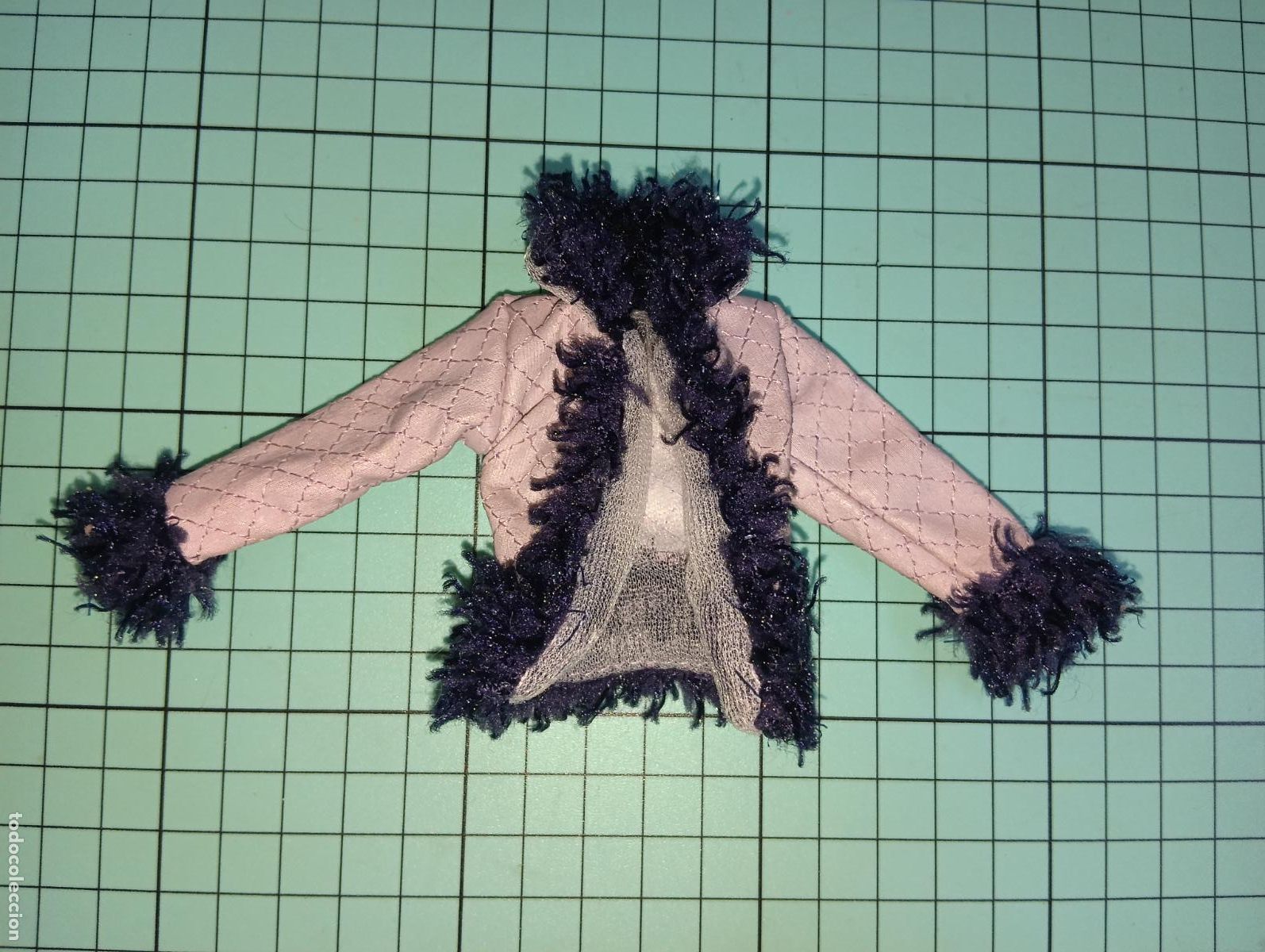 Mu&ntilde;ecas modernas: Chaqueta de mu&ntilde;eca Bratz