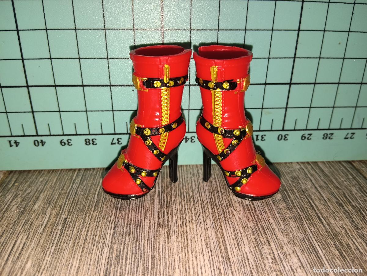Mu&ntilde;ecas modernas: Botas zapatos de mu&ntilde;eca Rainbow high