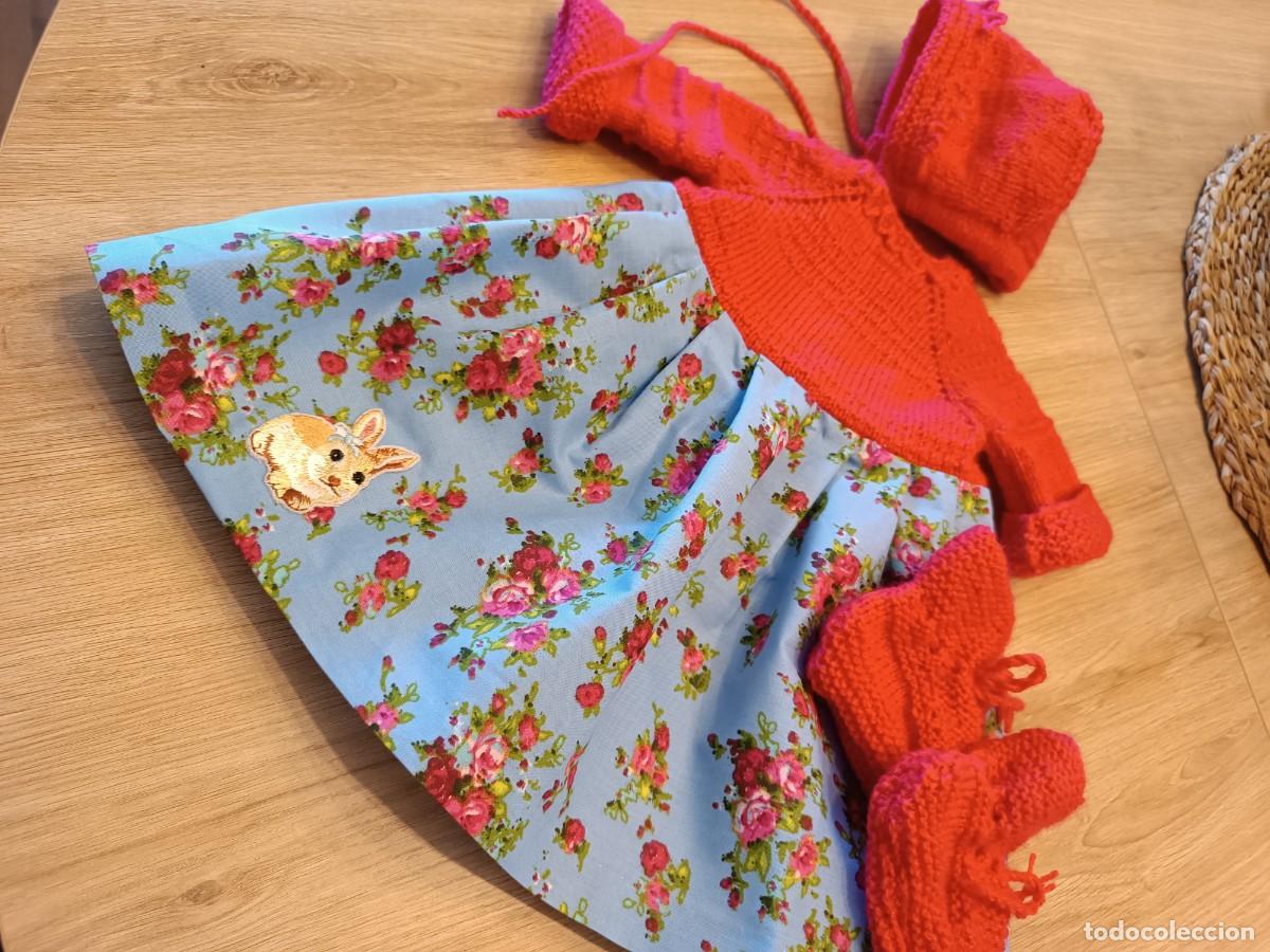 Mu&ntilde;ecas modernas: Vestido, gorrito y patucos