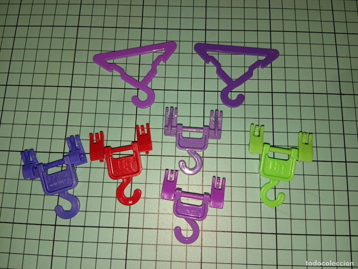 Mu&ntilde;ecas modernas: Lote de perchas de mu&ntilde;eca Rainbow high - Foto 2