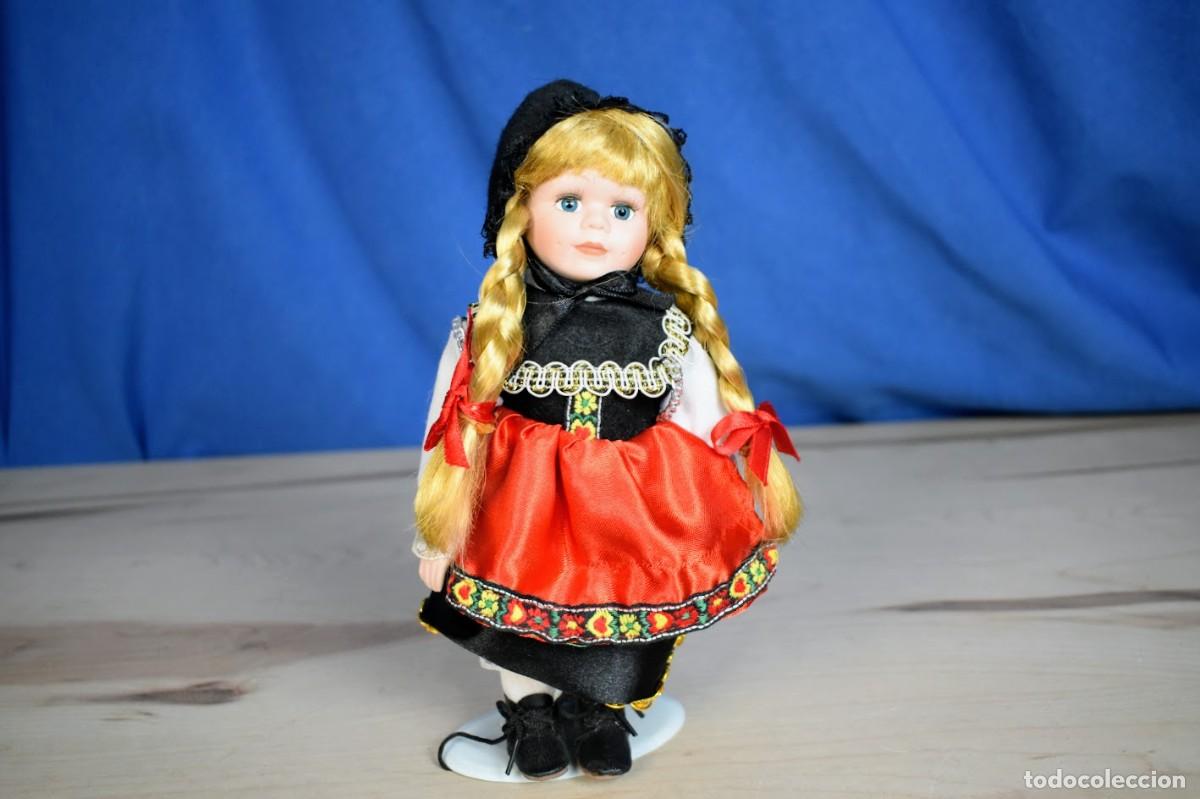 Mu&ntilde;ecas modernas: Mu&ntilde;eca de porcelana de colecci&oacute;n con traje regional Alpino/centro Europeo