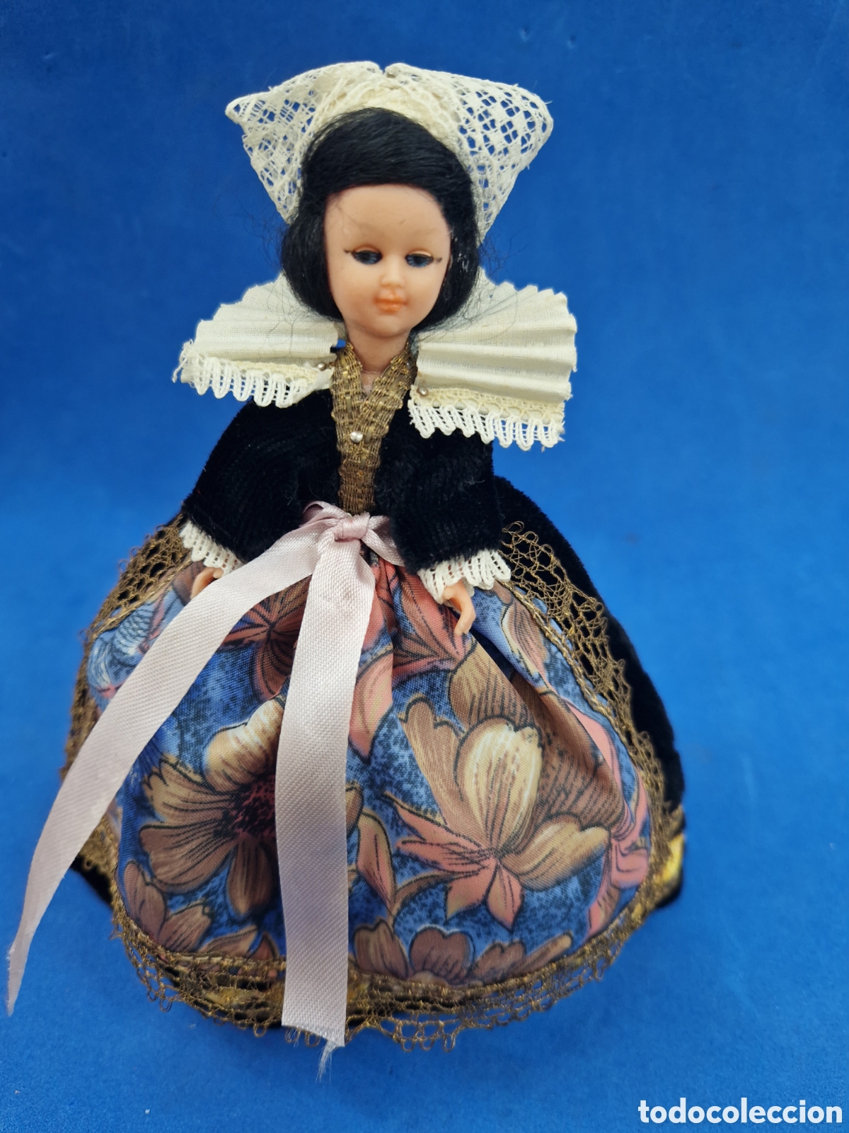 Mu&ntilde;ecas modernas: Mu&ntilde;eca ,tutor souvenir, antigua