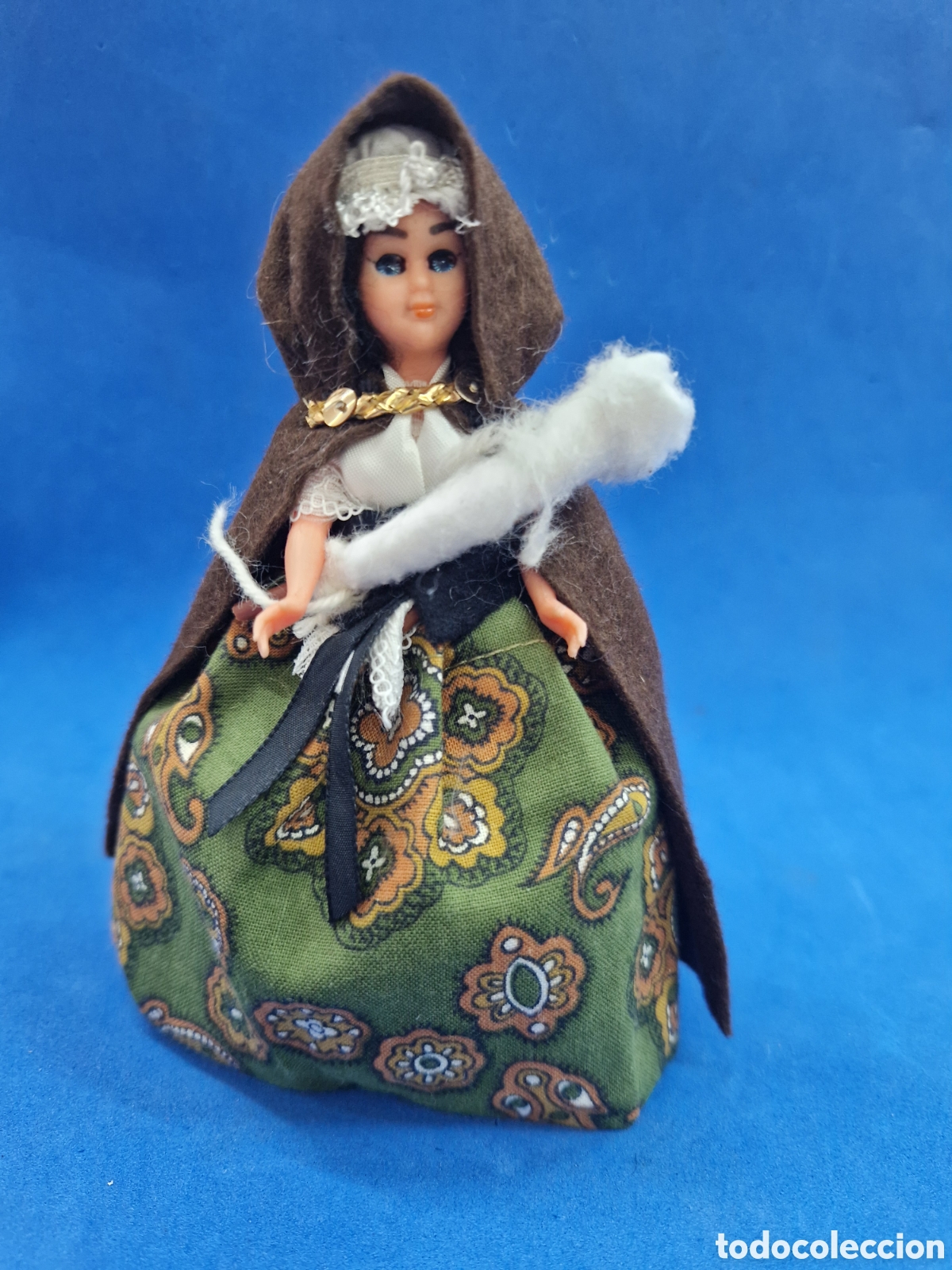 Mu&ntilde;ecas modernas: Mu&ntilde;eca souvenir, antigua