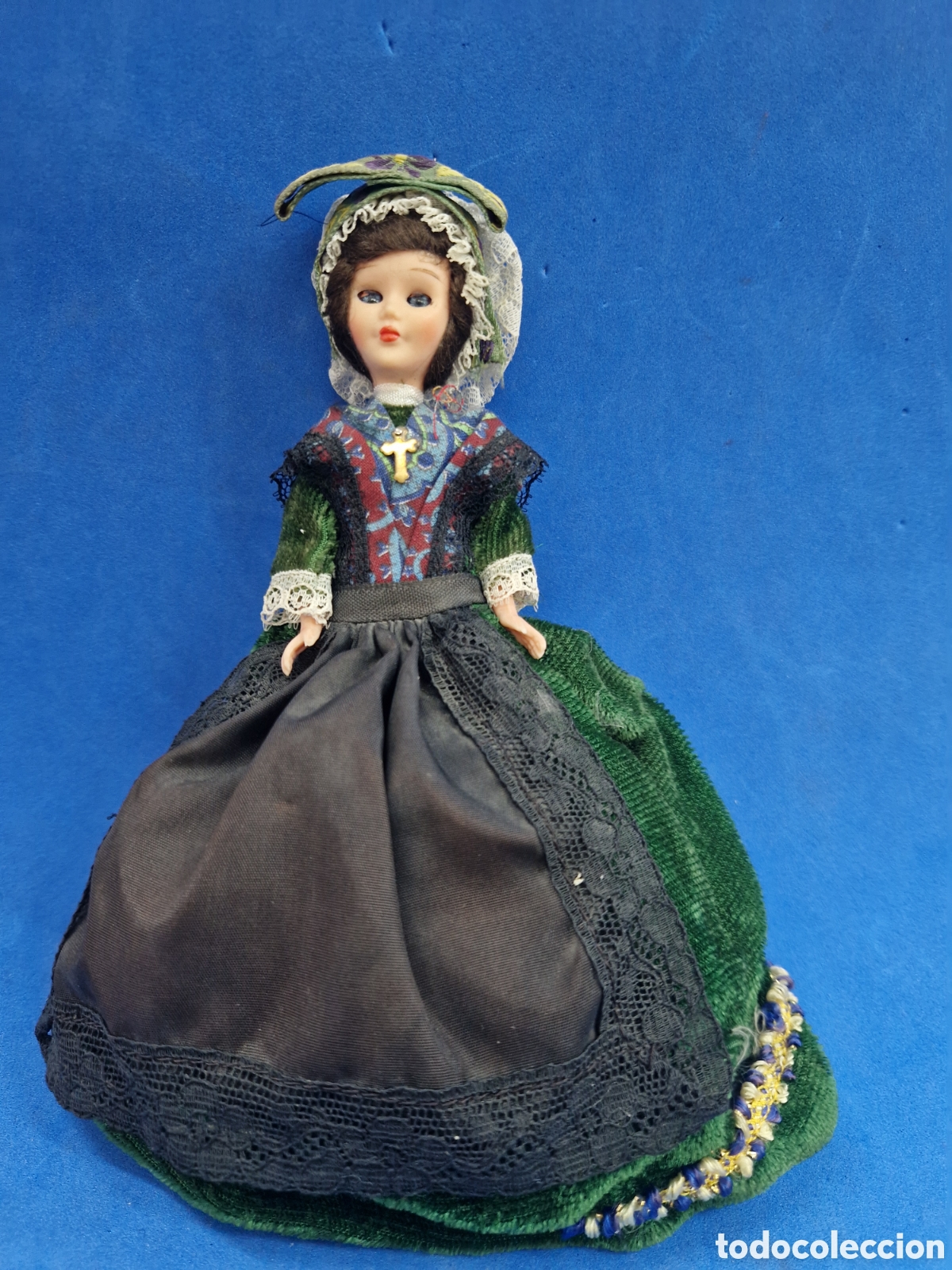 Mu&ntilde;ecas modernas: Mu&ntilde;eca souvenir antigua