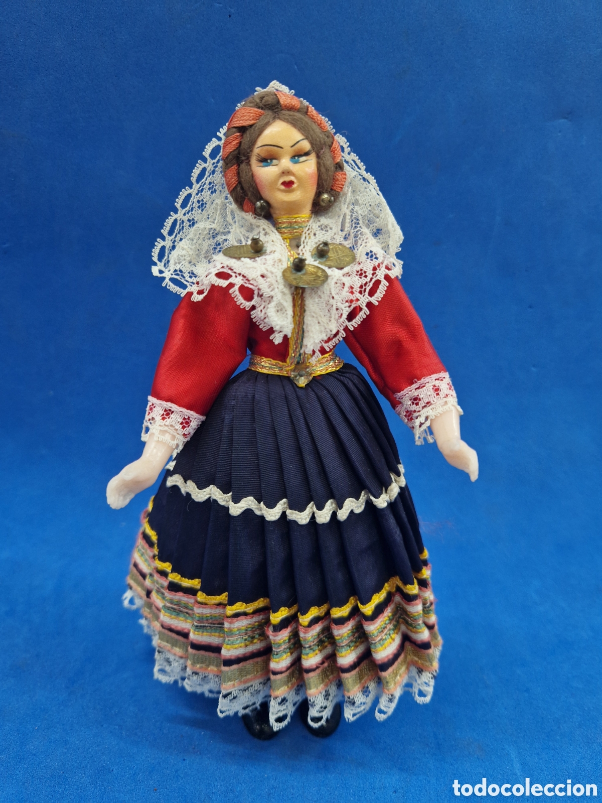 Mu&ntilde;ecas modernas: Mu&ntilde;eca souvenir antigua