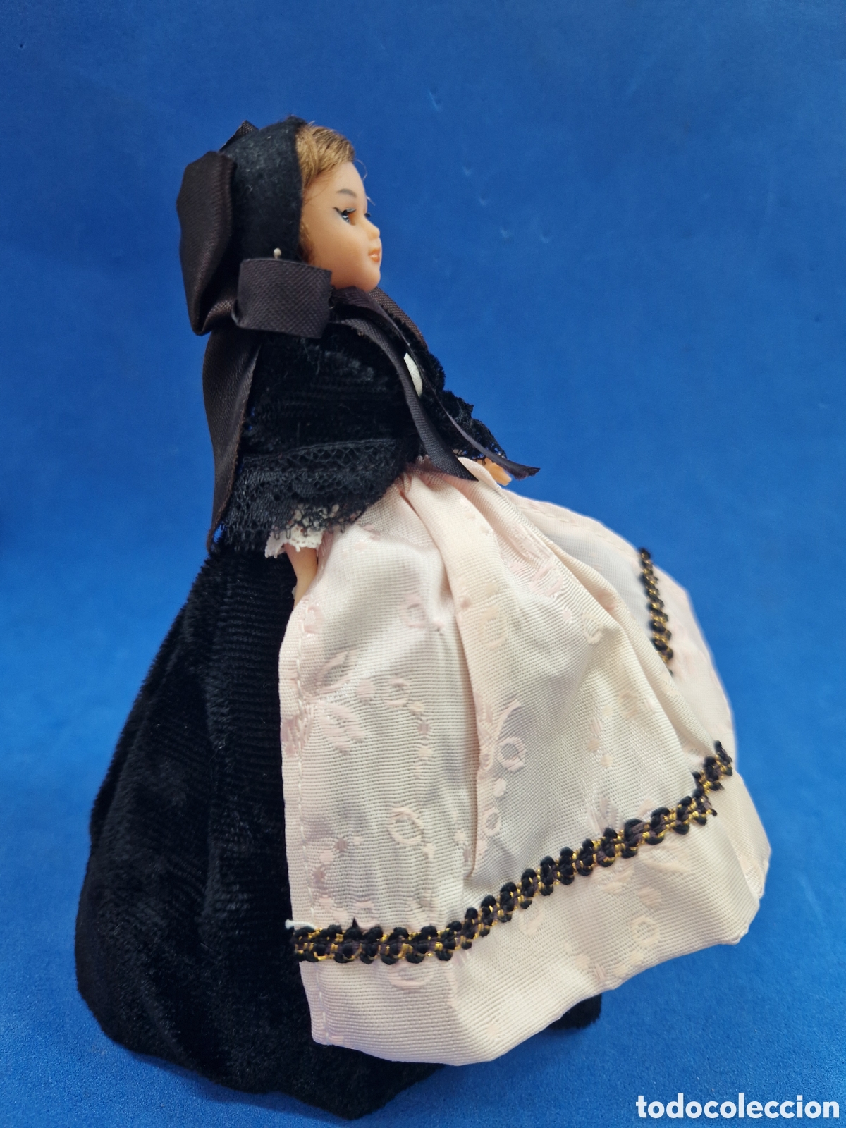 Mu&ntilde;ecas modernas: Mu&ntilde;eca souvenir antigua - Foto 3