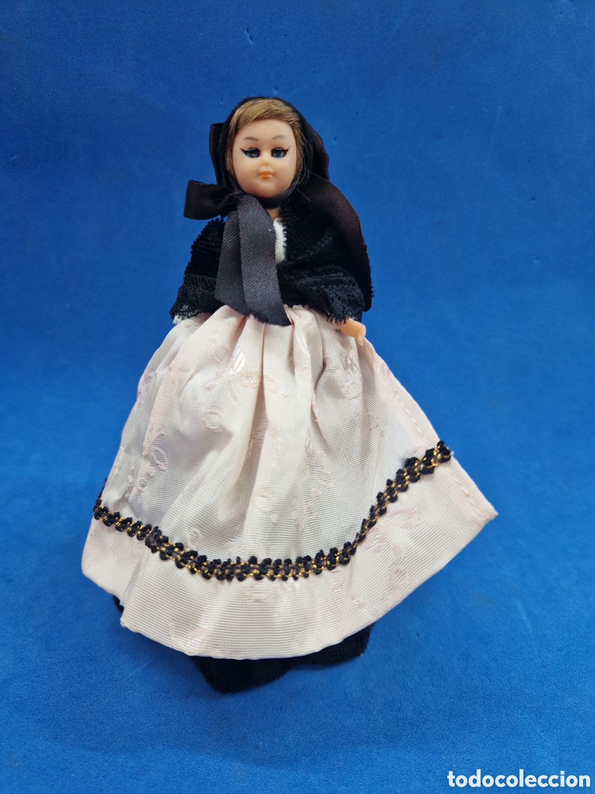 Mu&ntilde;ecas modernas: Mu&ntilde;eca souvenir antigua