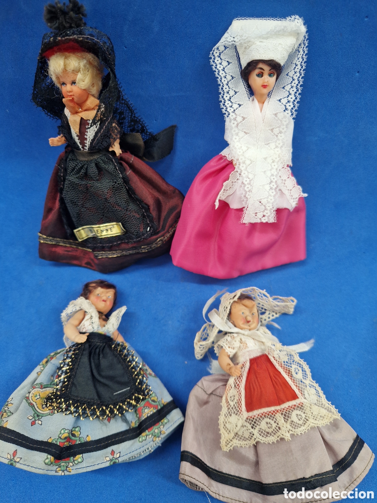 Mu&ntilde;ecas modernas: Lote 4 mu&ntilde;ecas souvenir, deterioradas