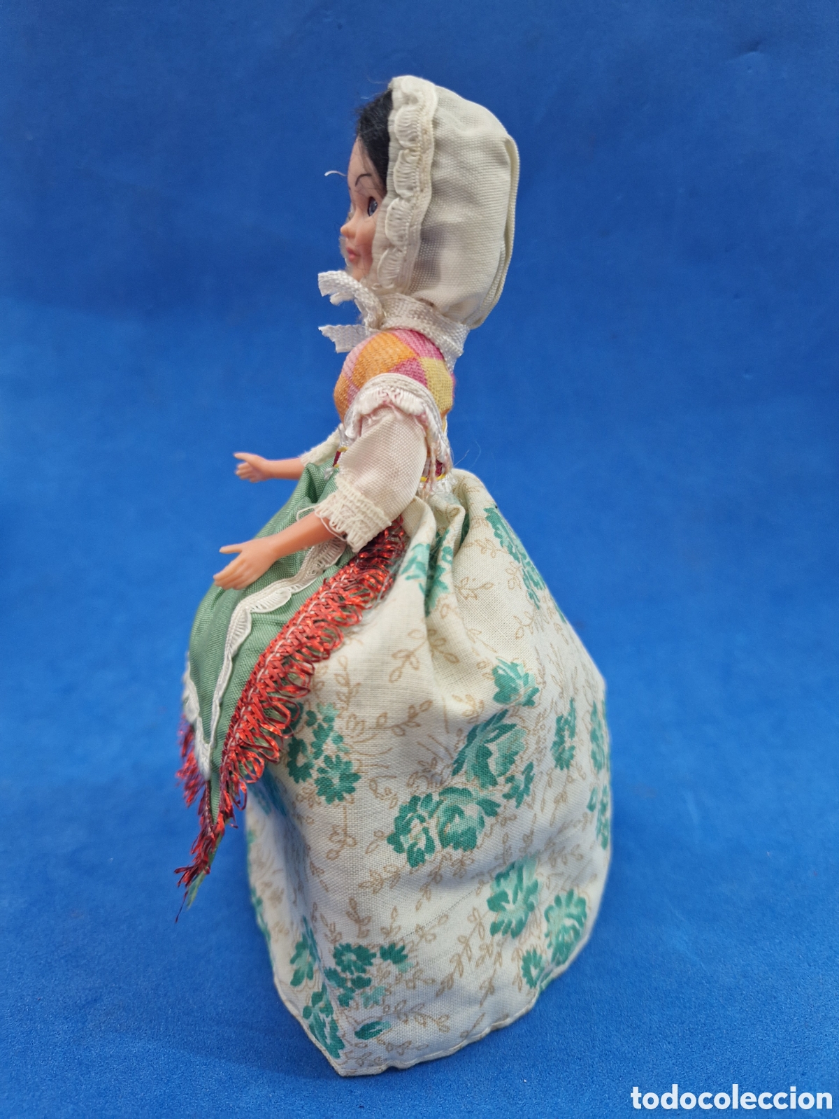 Mu&ntilde;ecas modernas: Mu&ntilde;eca souvenir antigua - Foto 3