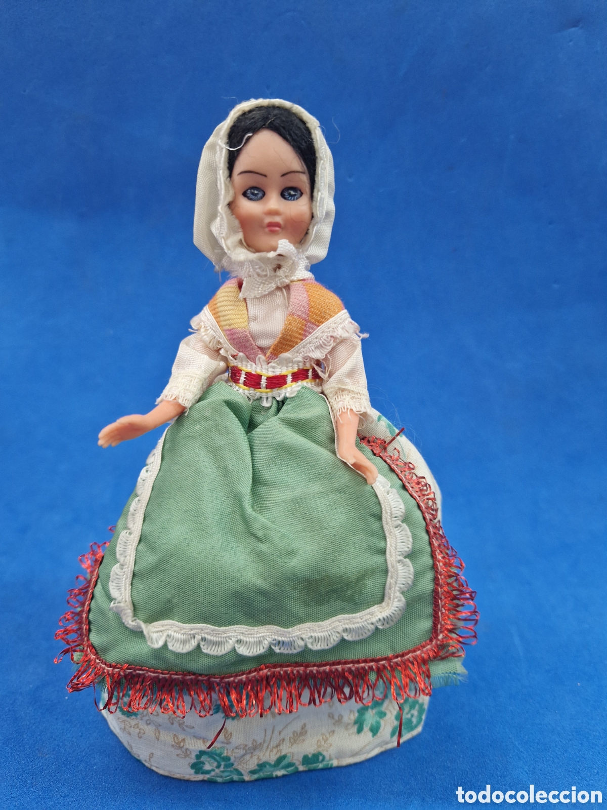 Mu&ntilde;ecas modernas: Mu&ntilde;eca souvenir antigua