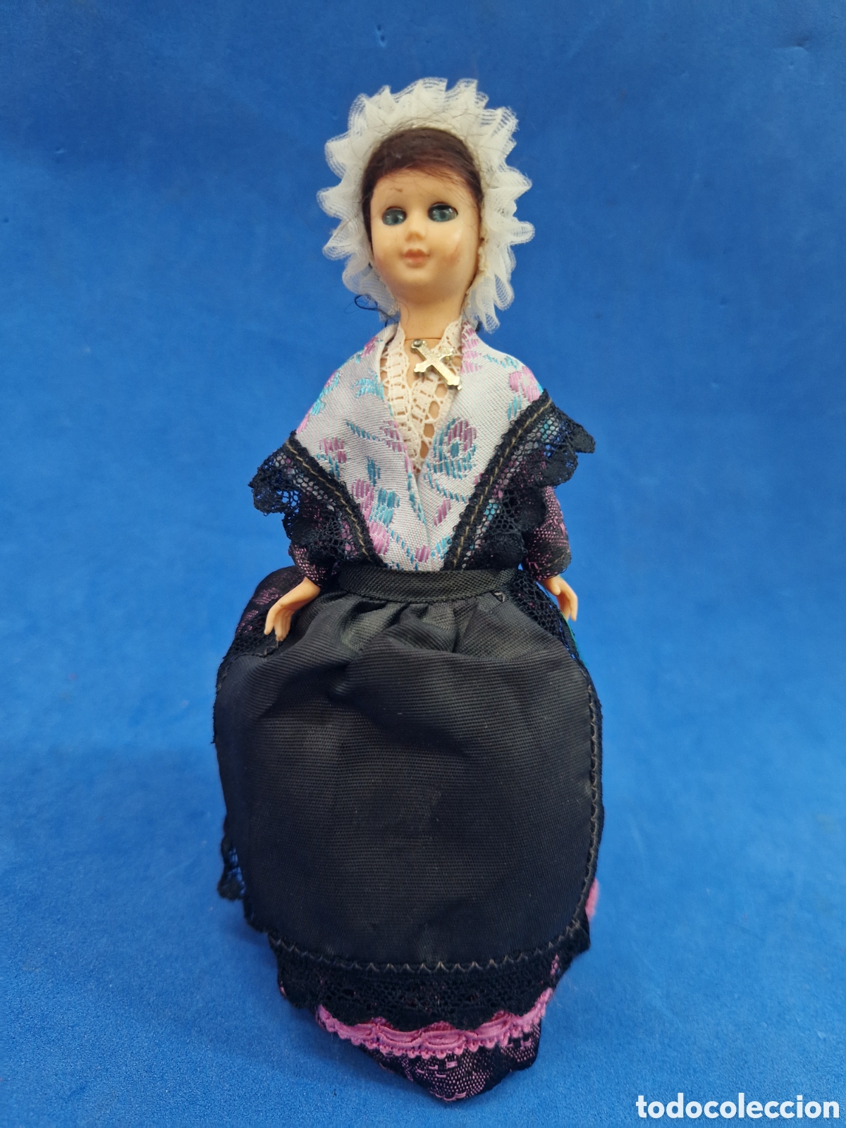 Mu&ntilde;ecas modernas: Mu&ntilde;eca souvenir antigua