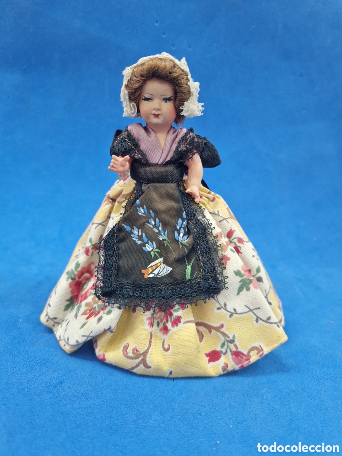 Mu&ntilde;ecas modernas: Mu&ntilde;eca souvenir antigua
