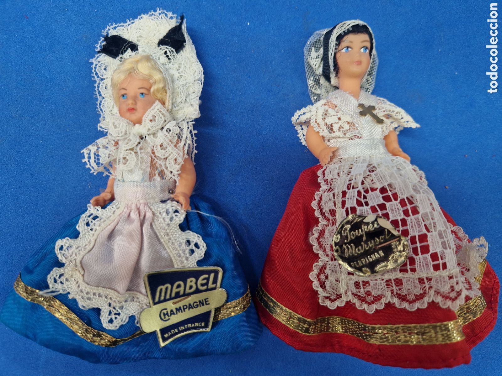 Mu&ntilde;ecas modernas: Lote 2 mu&ntilde;ecas souvenir Francia, antiguas