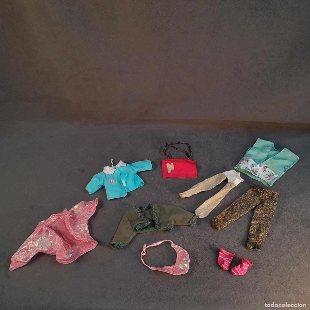 Modern Dolls: 104. CONJUNTO DE INDUMENTARIA Y COMPLEMENTOS PARA MU&Ntilde;ECA. SIGLO XX.