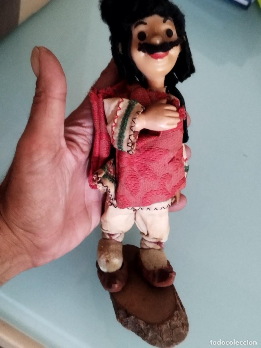 Mu&ntilde;ecas modernas: Antiguo mu&ntilde;eco con vestimenta tradicional de la URSS.