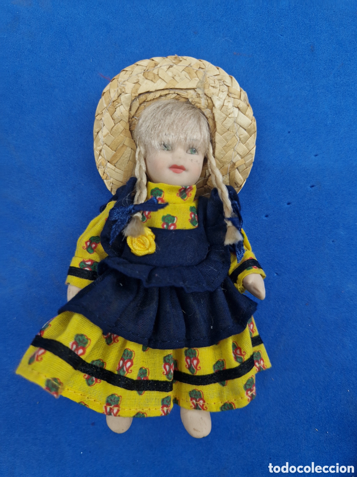 Mu&ntilde;ecas modernas: Mu&ntilde;eca de porcelana con sombrero de paja