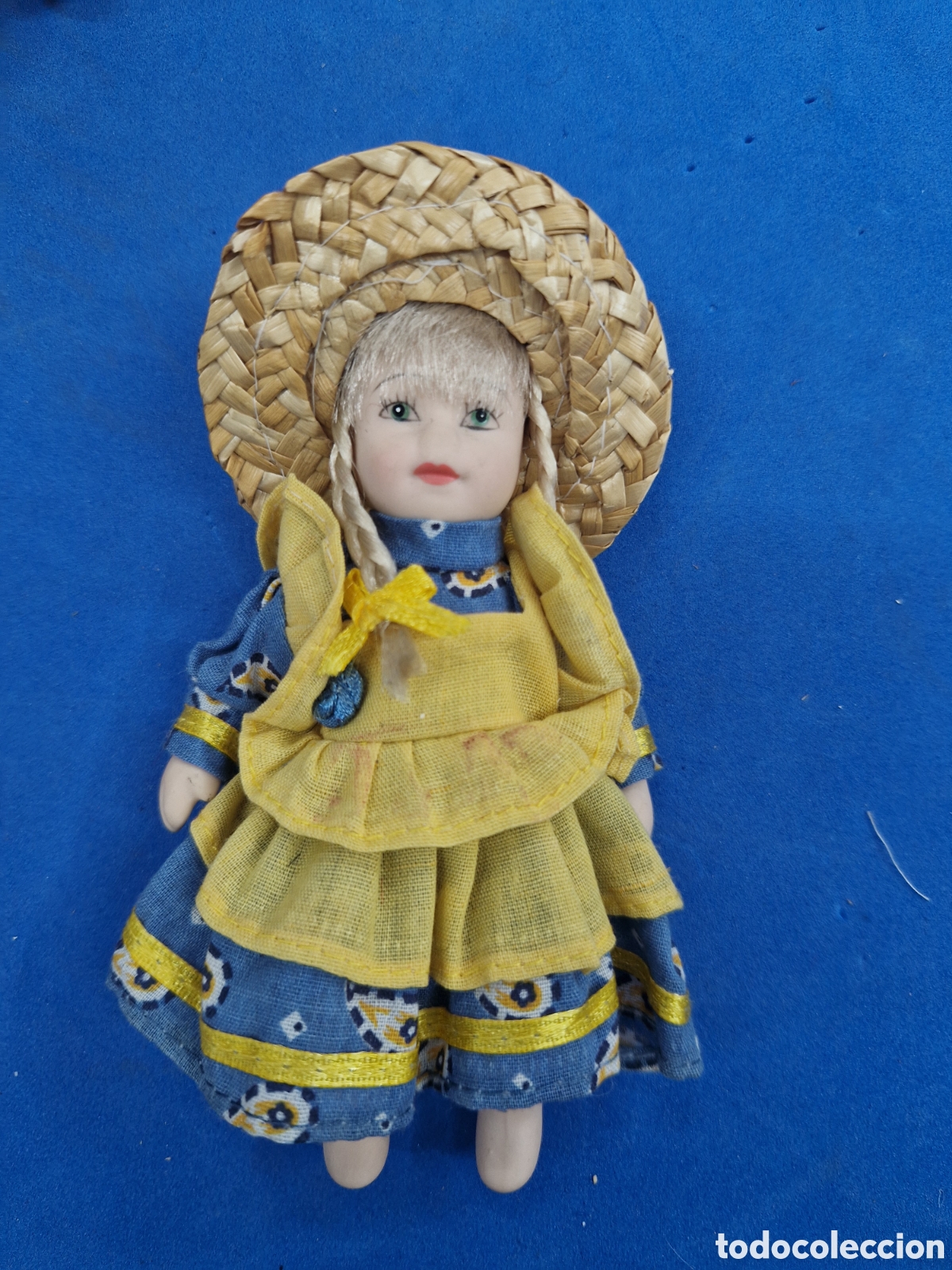 Mu&ntilde;ecas modernas: Mu&ntilde;eca de porcelana con sombrero de paja
