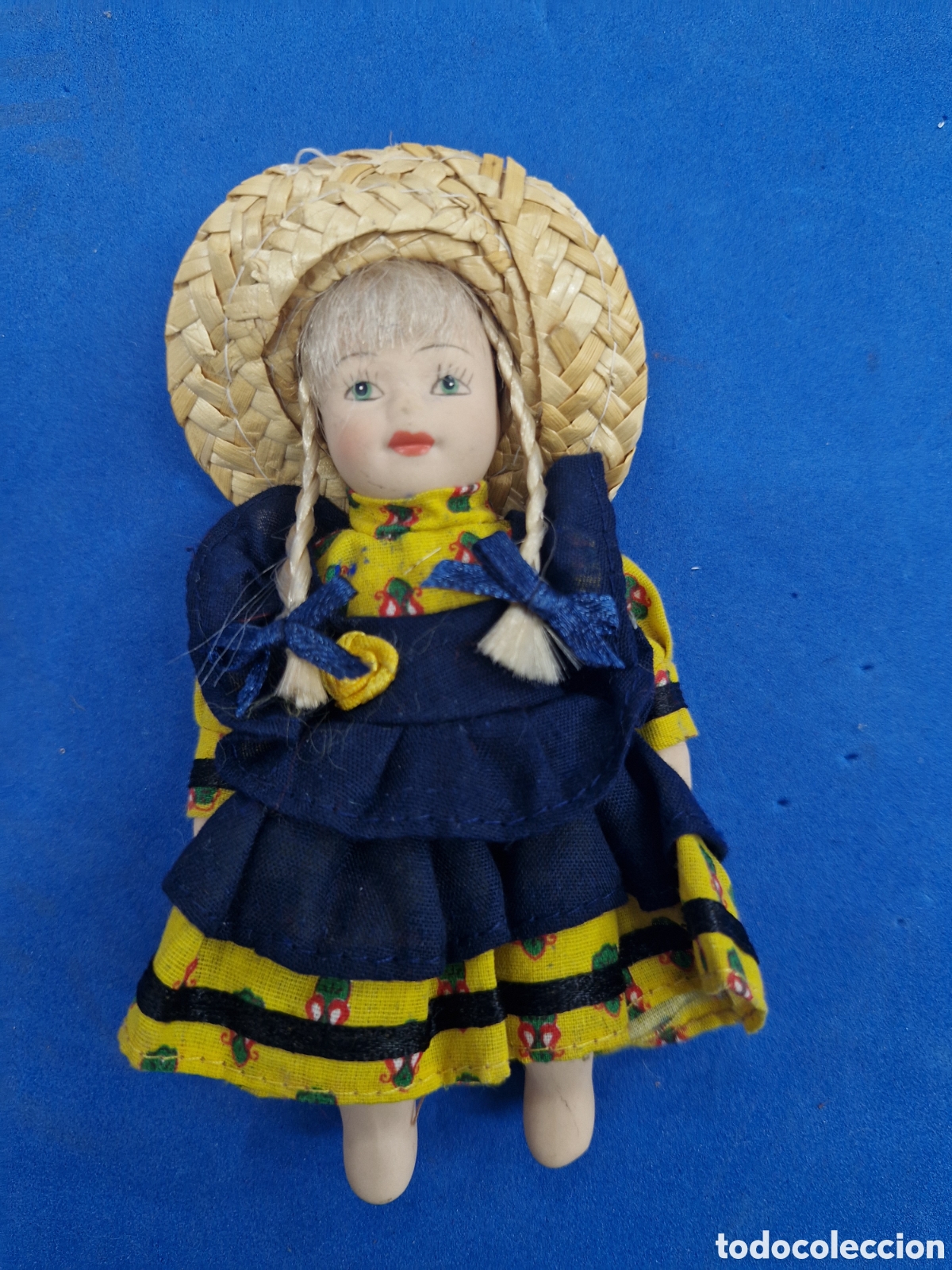 Mu&ntilde;ecas modernas: Mu&ntilde;eca de porcelana con sombrero de paja