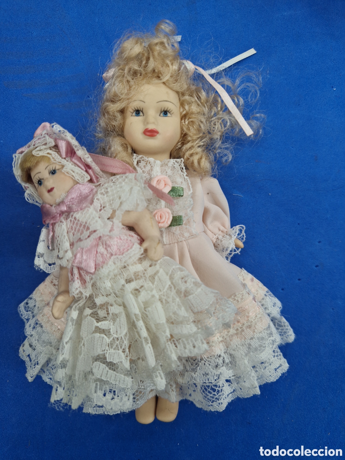 Mu&ntilde;ecas modernas: Mu&ntilde;eca con bebe de porcelana