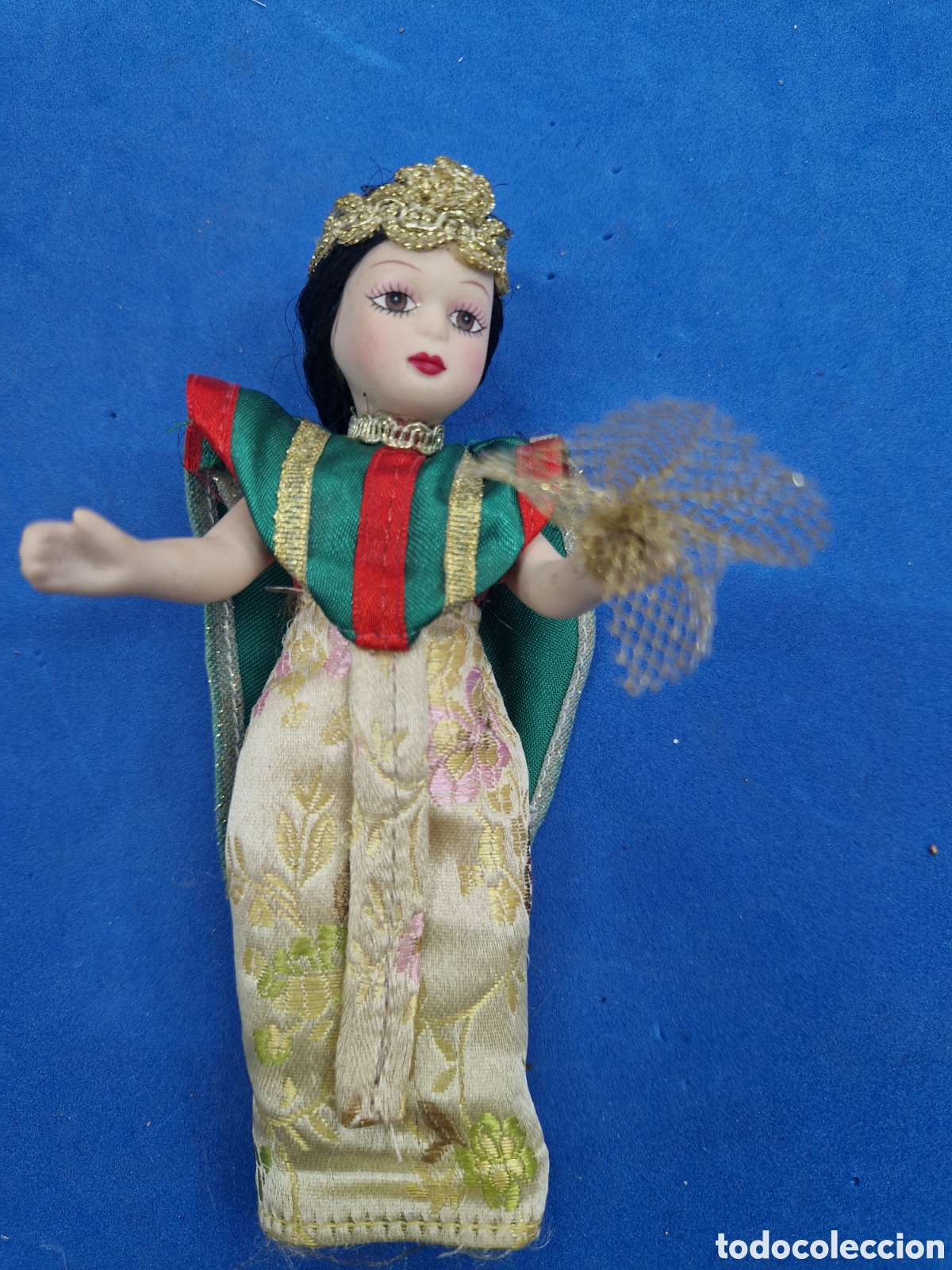 Mu&ntilde;ecas modernas: Mu&ntilde;eca de porcelana con traje tipico