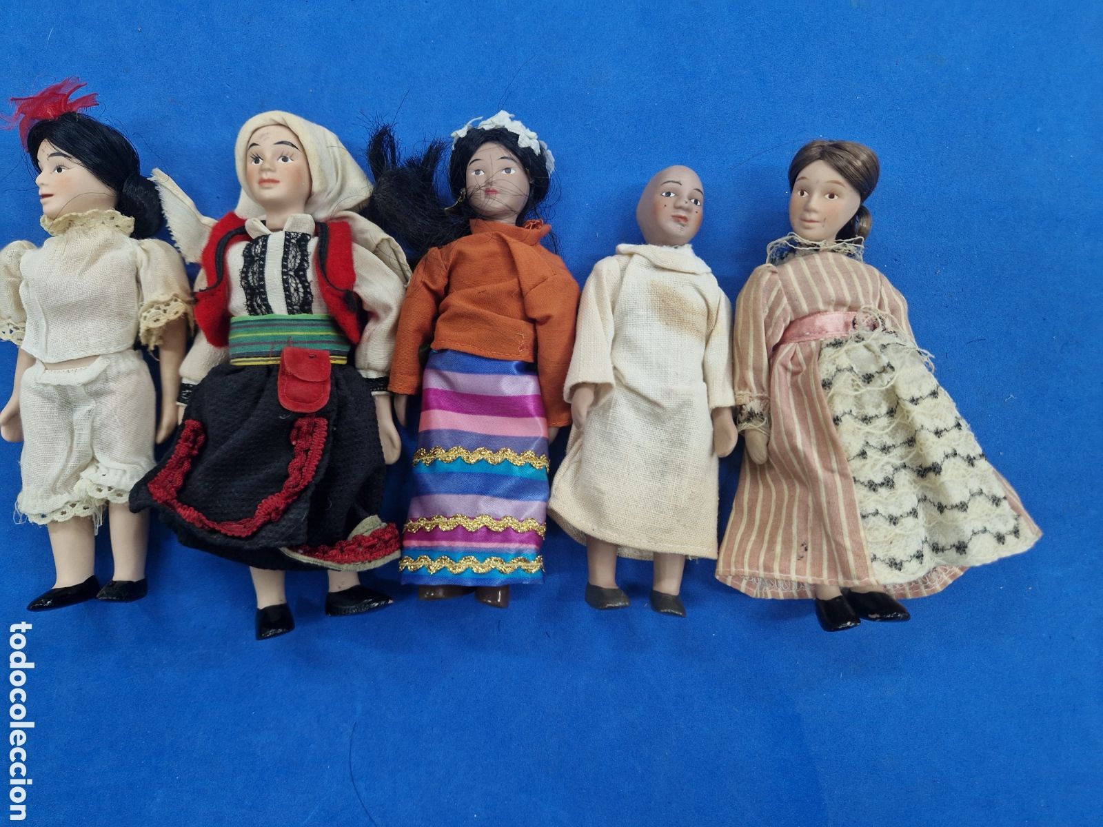 Mu&ntilde;ecas modernas: Lote 5 mu&ntilde;ecas de porcelana ,pa&iacute;ses del mundo deterioradas