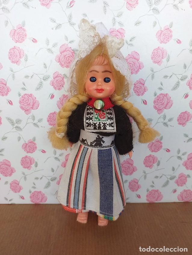 Mu&ntilde;ecas modernas: Peque&ntilde;a mu&ntilde;eca Holandesa, ojos durmientes