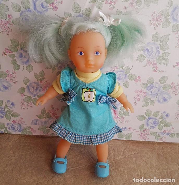 Mu&ntilde;ecas modernas: Peque&ntilde;a mu&ntilde;eca de trapo con pelo azul, marca aimantine