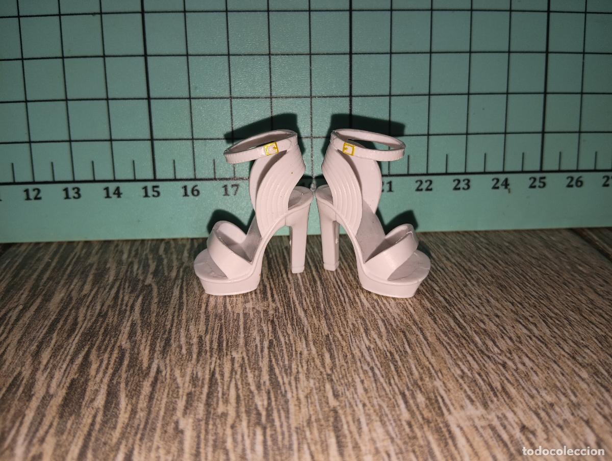 Mu&ntilde;ecas modernas: Zapatos de mu&ntilde;eca Rainbow high