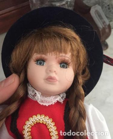 Poup&eacute;es Modernes: Antigua mu&ntilde;eca de porcelana Suiza Switzerland con vestido tradicional a&ntilde;os 80