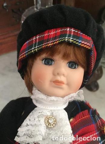 Mu&ntilde;ecas modernas: Antigua mu&ntilde;eca de porcelana Escocesa con vestido tradicional a&ntilde;os 80 marca Leonardo Collector's