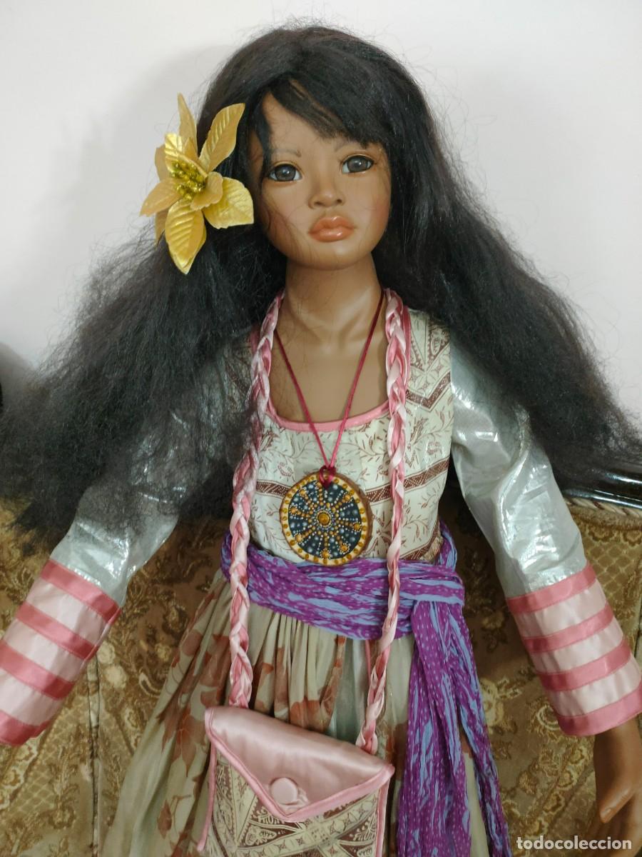Mu&ntilde;ecas modernas: MU&Ntilde;ECA DWI ORIGINAL. 95 CM. VINILO. CUERPO PA&Ntilde;O. COMO NUEVA. M&Aacute;S REGALOS
