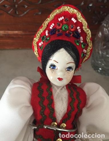 Mu&ntilde;ecas modernas: Antigua mu&ntilde;eca de porcelana India con vestido tradicional a&ntilde;os 80