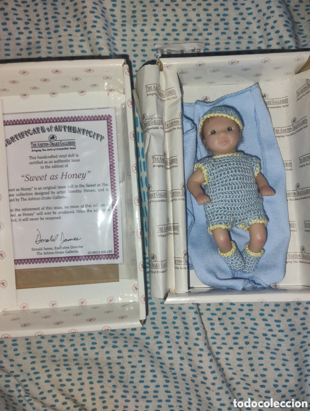 Mu&ntilde;ecas modernas: &diams;Mu&ntilde;eca Miniatura Ashton-Drake &rdquo;Sweet as Honey&rdquo; &ndash; Con Caja y Certificado