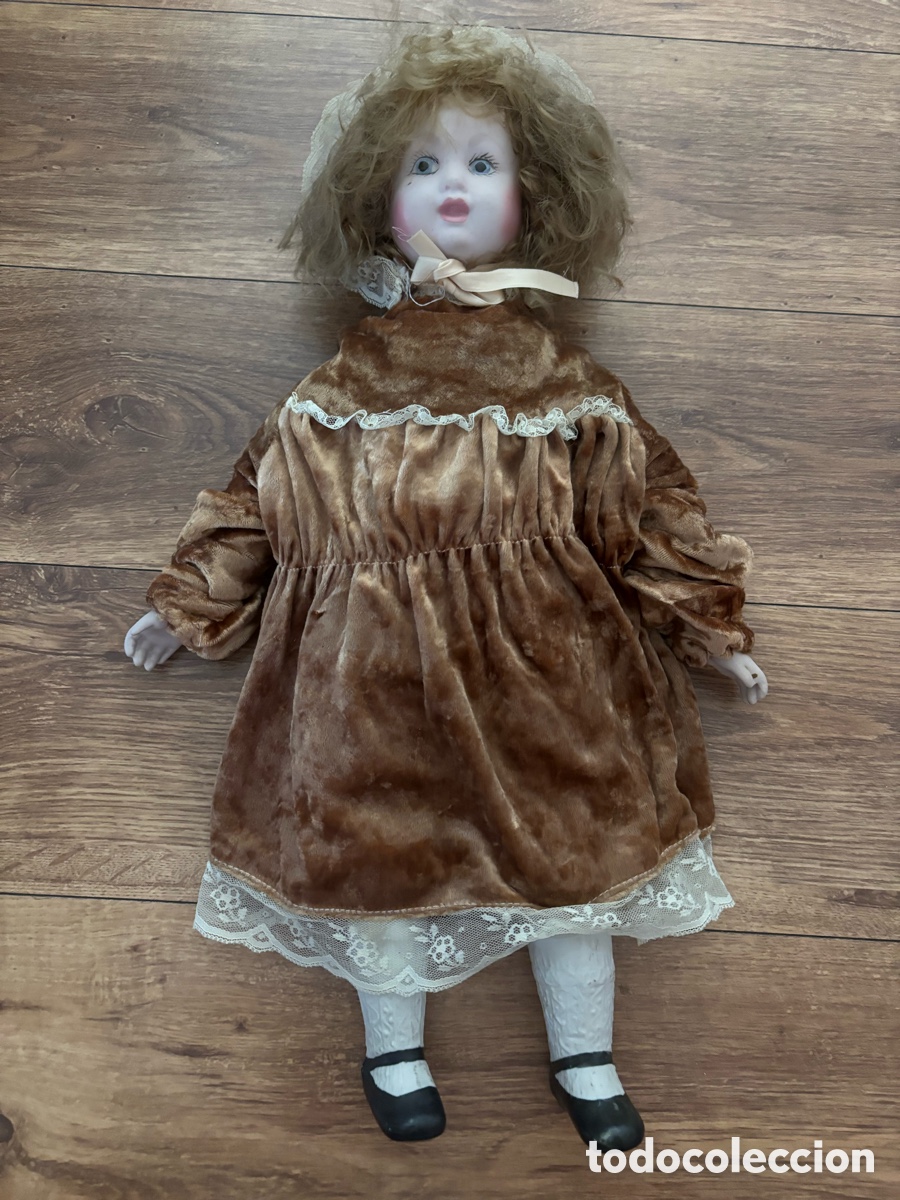 Mu&ntilde;ecas modernas: Mu&ntilde;eca de porcelana en muy buen estado