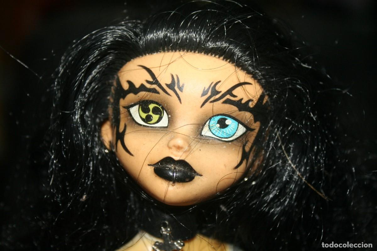 Mu&ntilde;ecas modernas: antigua mu&ntilde;eca gotica edge bleeding 2004