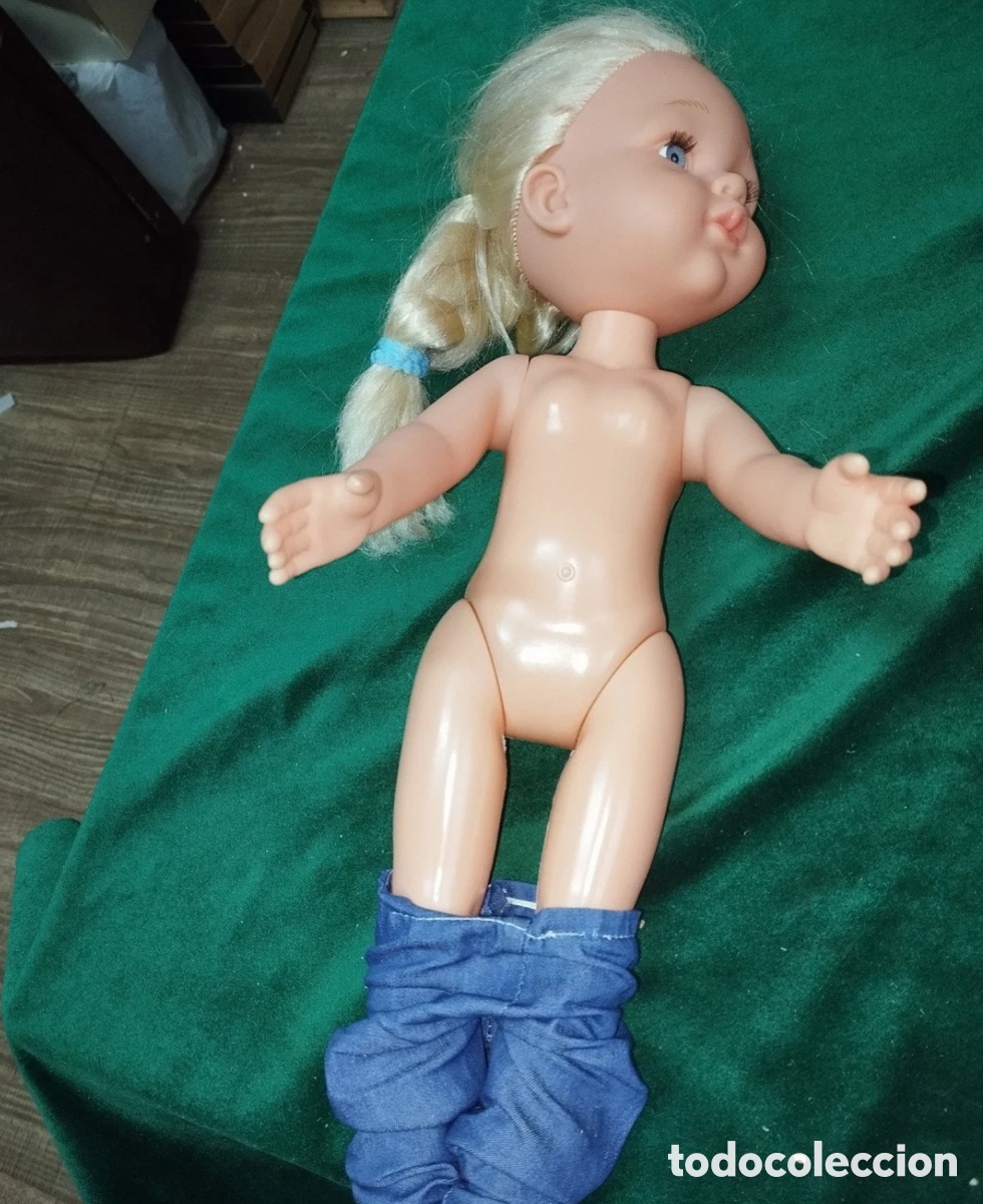 Mu&ntilde;ecas modernas: Mu&ntilde;eca de 44 cm - Vinilo y pl&aacute;stico duro (Falta un zapato)
