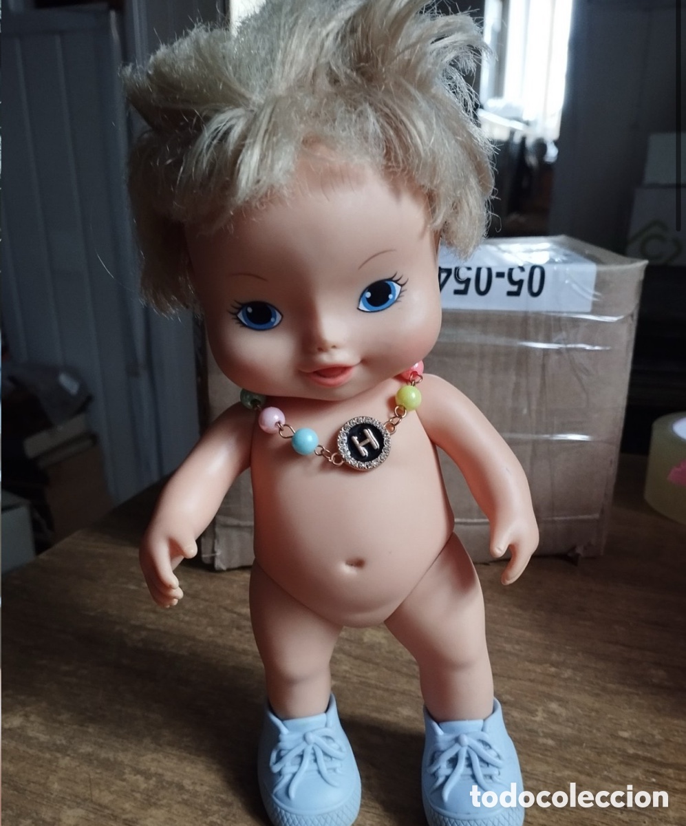Mu&ntilde;ecas modernas: Mu&ntilde;eca beb&eacute; vintage de goma dura / vinilo 23 cm (Made in China) &mdash; Con zapatos y collar