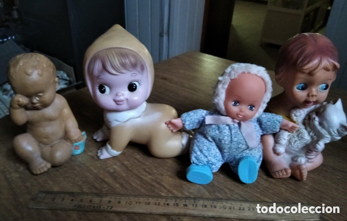 Mu&ntilde;ecas modernas: Lote de 4 Mu&ntilde;ecos y Figuras Vintage de Goma / Vinilo - Alemania (RDA)