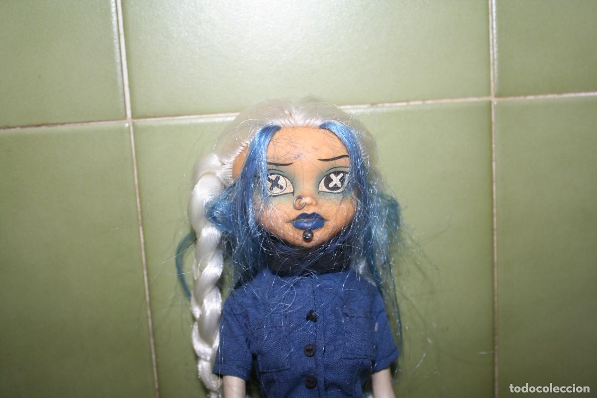 Mu&ntilde;ecas modernas: mu&ntilde;eca gotica edge rubia