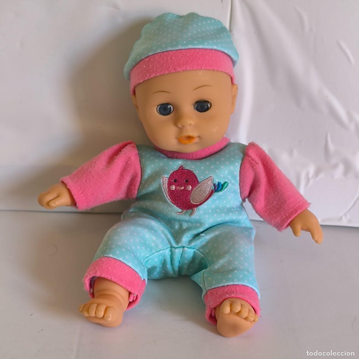 Mu&ntilde;ecas modernas: Mu&ntilde;eco beb&eacute; con pijama y gorrito