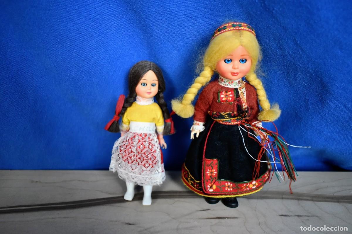 Mu&ntilde;ecas modernas: Lote de dos antiguas mu&ntilde;ecas de los a&ntilde;os 60 ojos durmientes