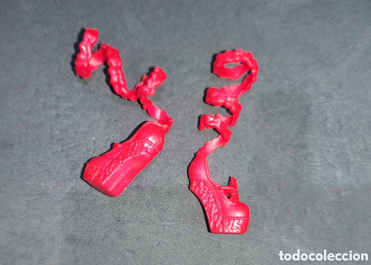 Mu&ntilde;ecas modernas: Par de zapatos para mu&ntilde;eca monster high