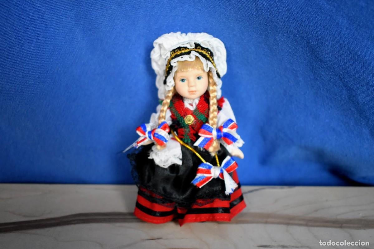 Mu&ntilde;ecas modernas: Mu&ntilde;eca de porcelana traje regional tradicional de Holanda (Voledam)