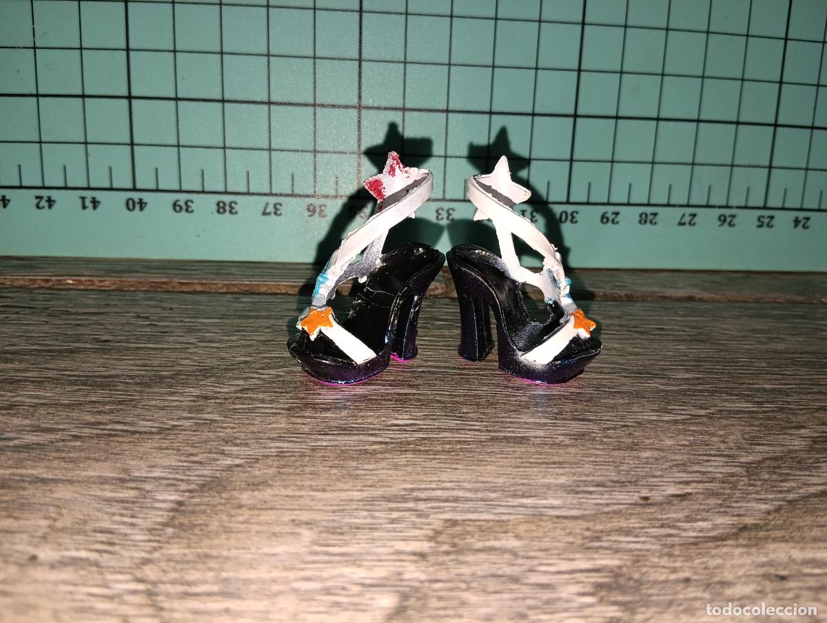 Mu&ntilde;ecas modernas: Zapatos de mu&ntilde;eca Rainbow high