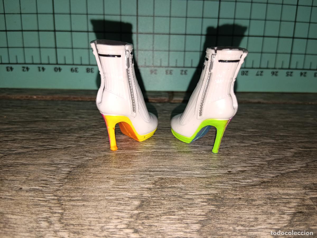 Mu&ntilde;ecas modernas: Zapatos botas de mu&ntilde;eca Rainbow high - Foto 3