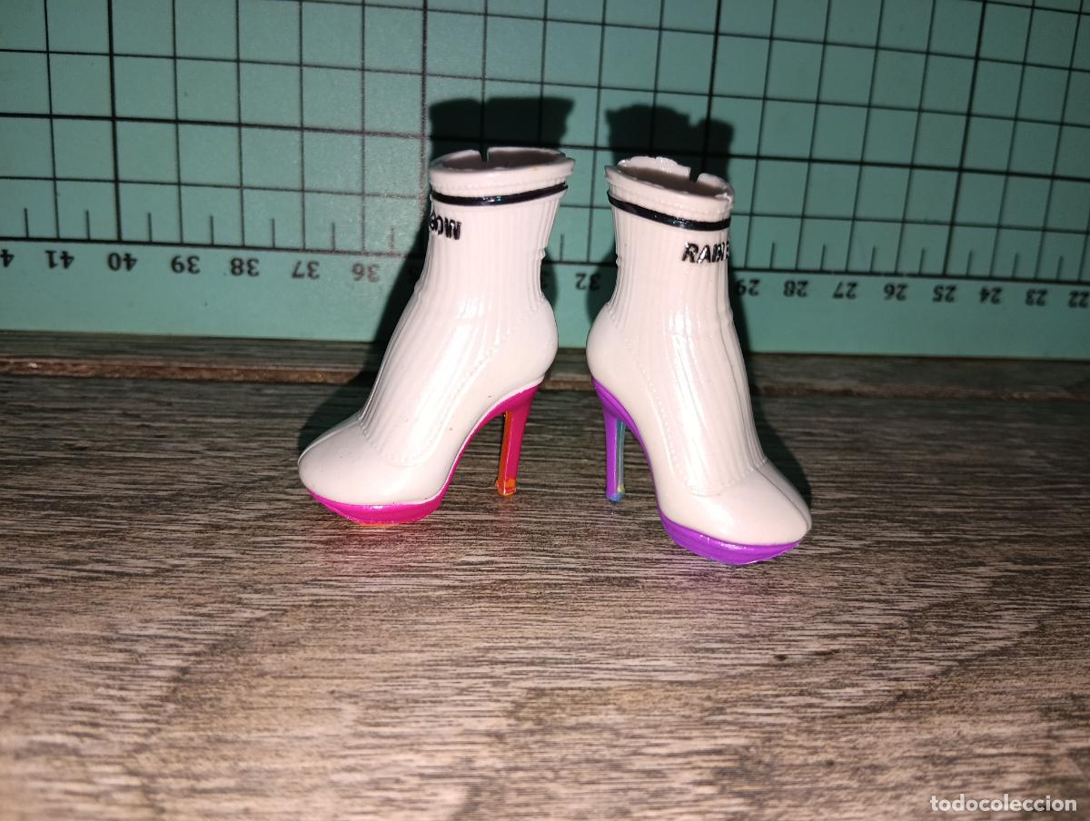 Mu&ntilde;ecas modernas: Zapatos botas de mu&ntilde;eca Rainbow high